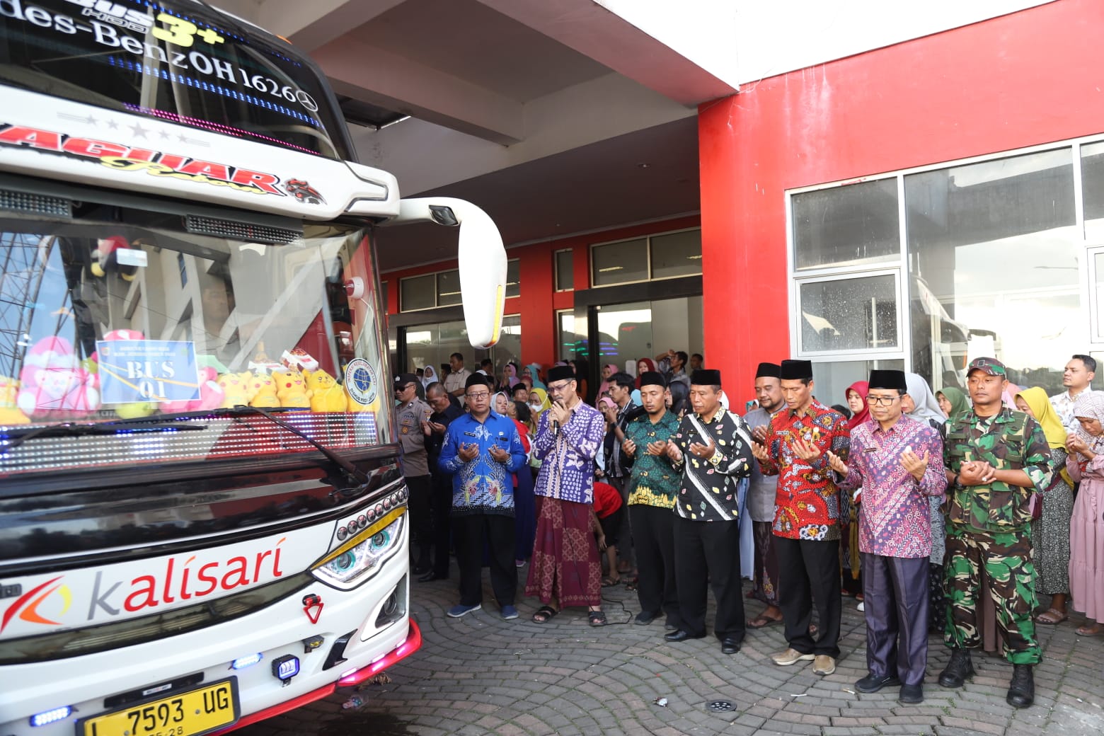 KEMENAG JEMBER BERANGKATKAN 70 CJH TAMBAHAN