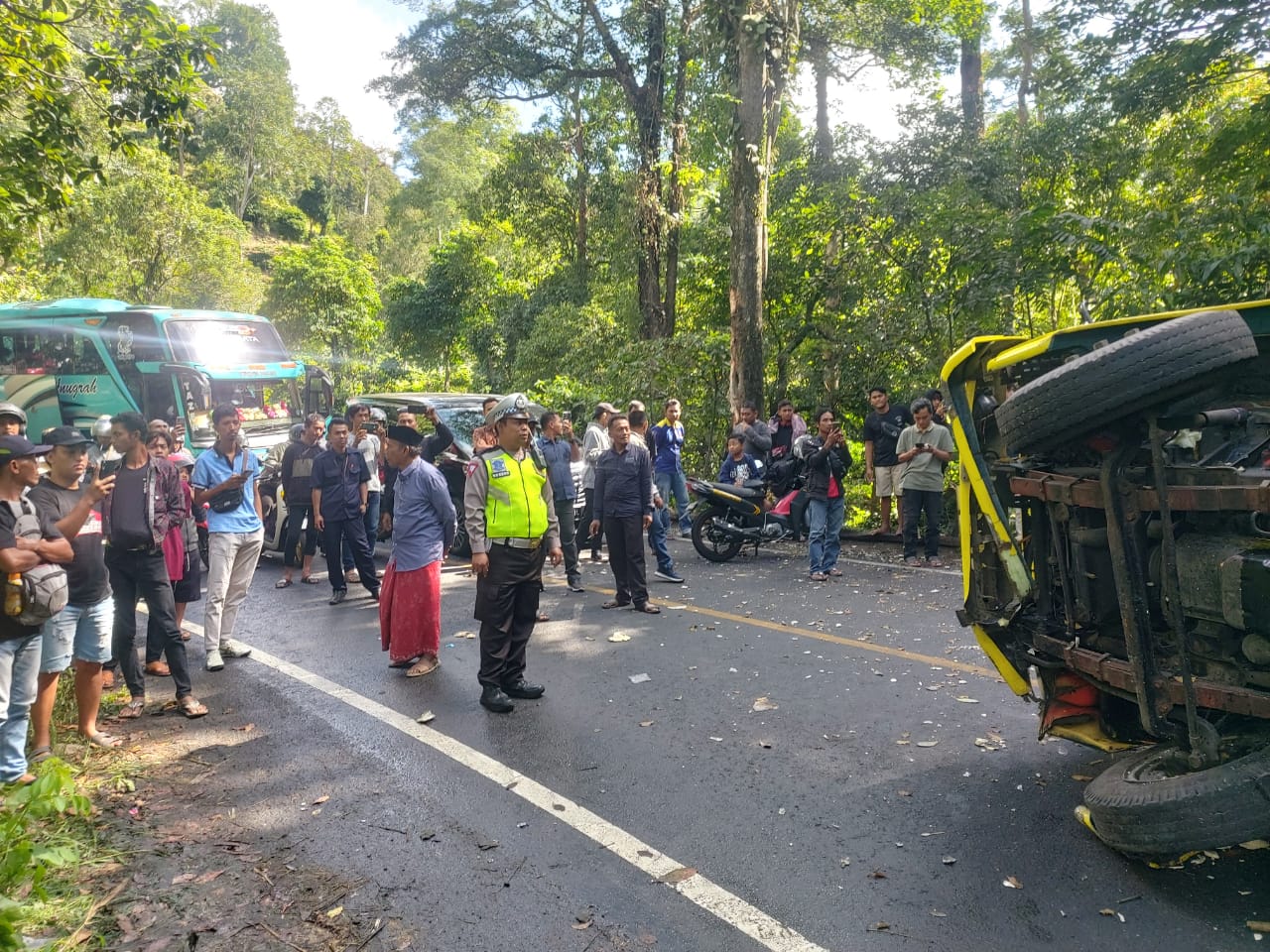 TRUK TERGULING, JALUR GUMITIR MACET TOTAL