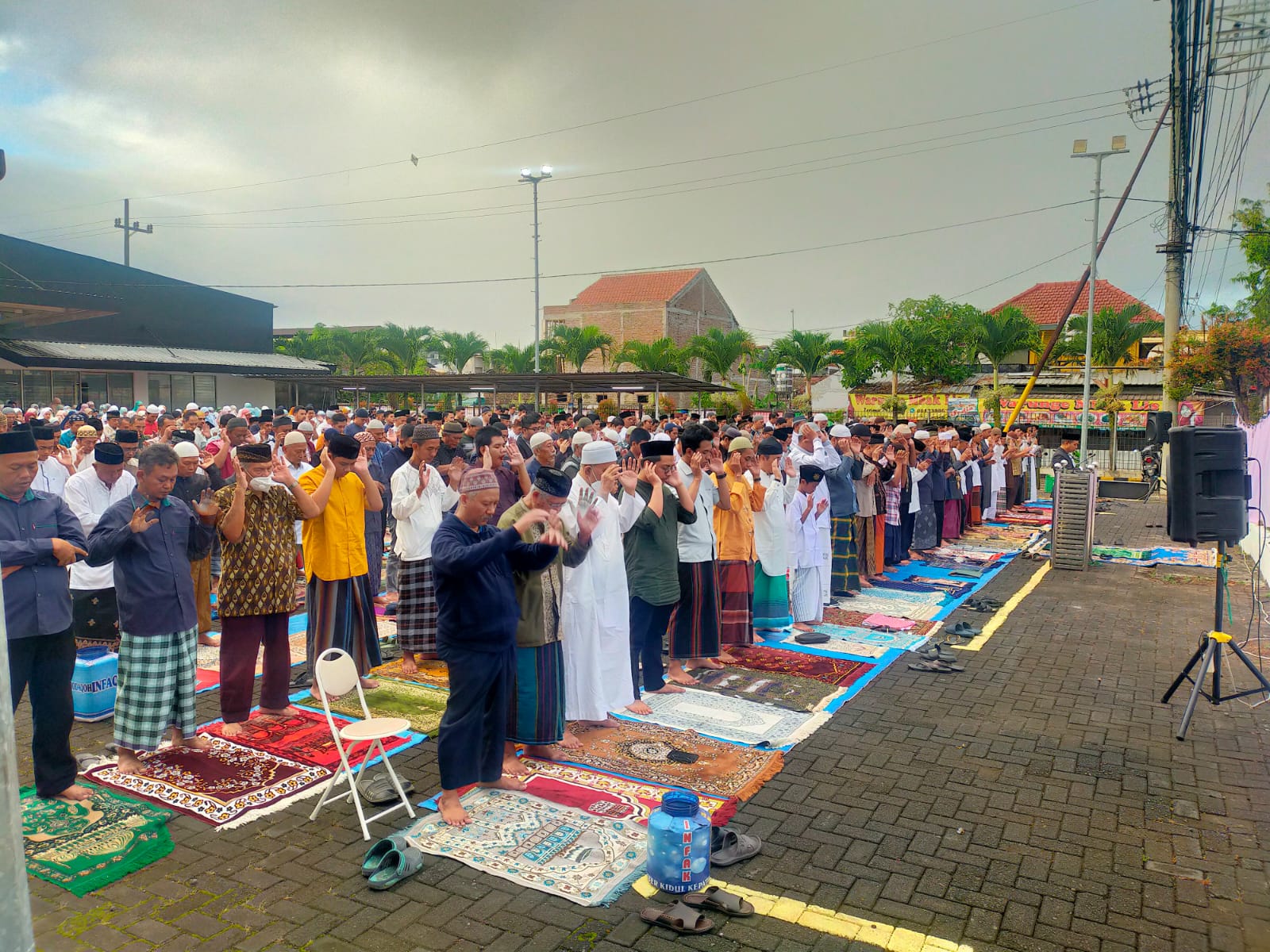 RATUSAN JEMAAH MUHAMMADIYAH KHUSUK MELAKSANAKAN SHOLAT IDUL ADHA DIBAWAH RINTIK HUJAN  