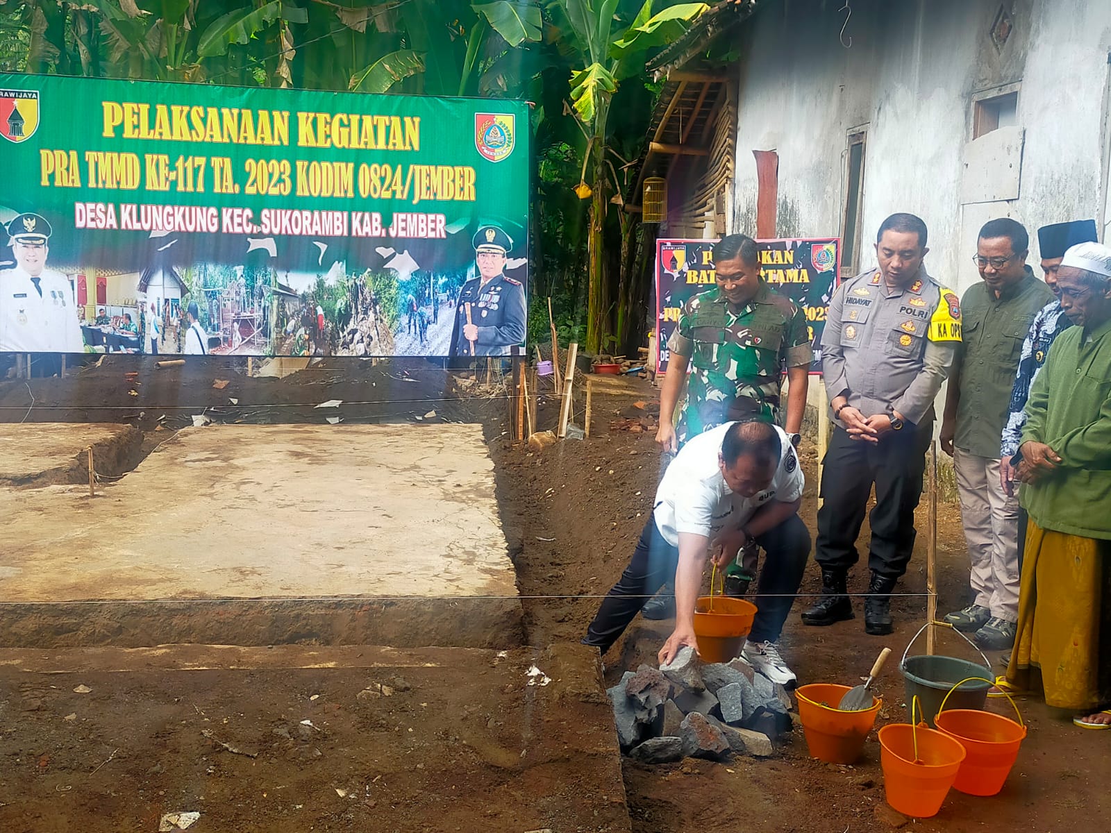 bupati-hendy-meletakan-batu-pertama-program-bedah-rumah-tmmd