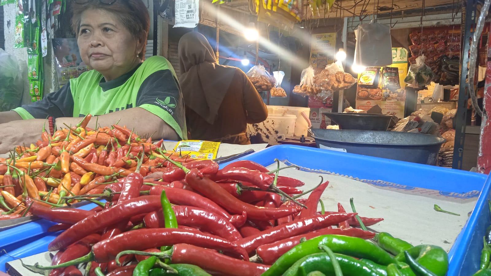 BANYAK HAJATAN HARGA CABAI MERAH BESAR DI JEMBER DIJUAL Rp 1.000 PER BIJI