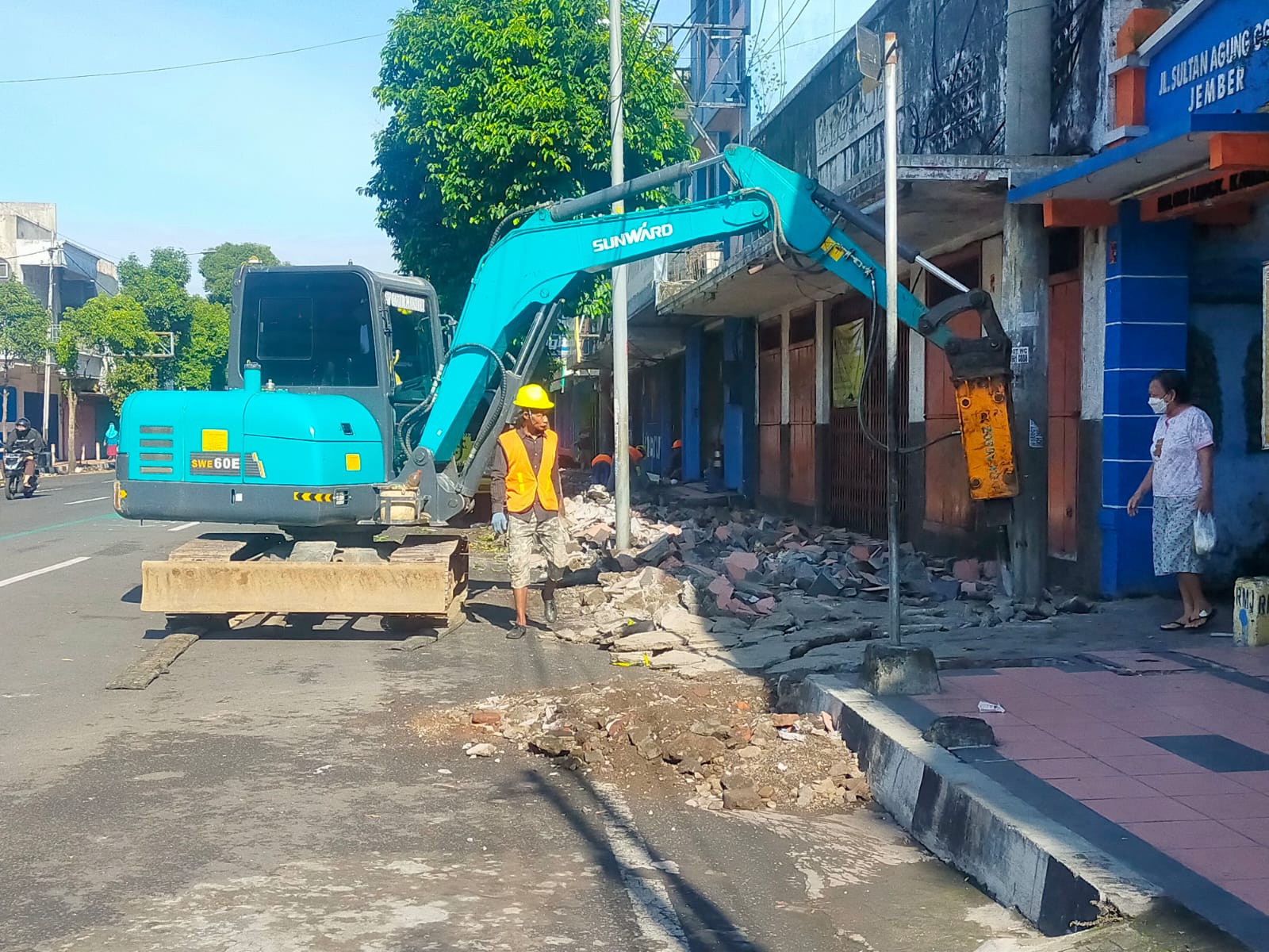 DPRD JEMBER MENYOROTI IZIN PERBAIKAN TROTOAR JALAN SULTAN AGUNG