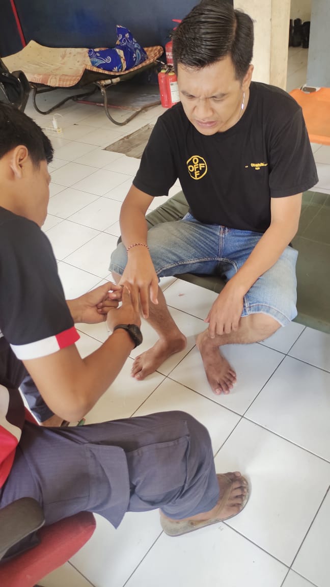 JARI MANIS TERJEBAK CINCIN NIKAH SEHARIAN, PRIA INI DISELAMATKAN DAMKAR JEMBER