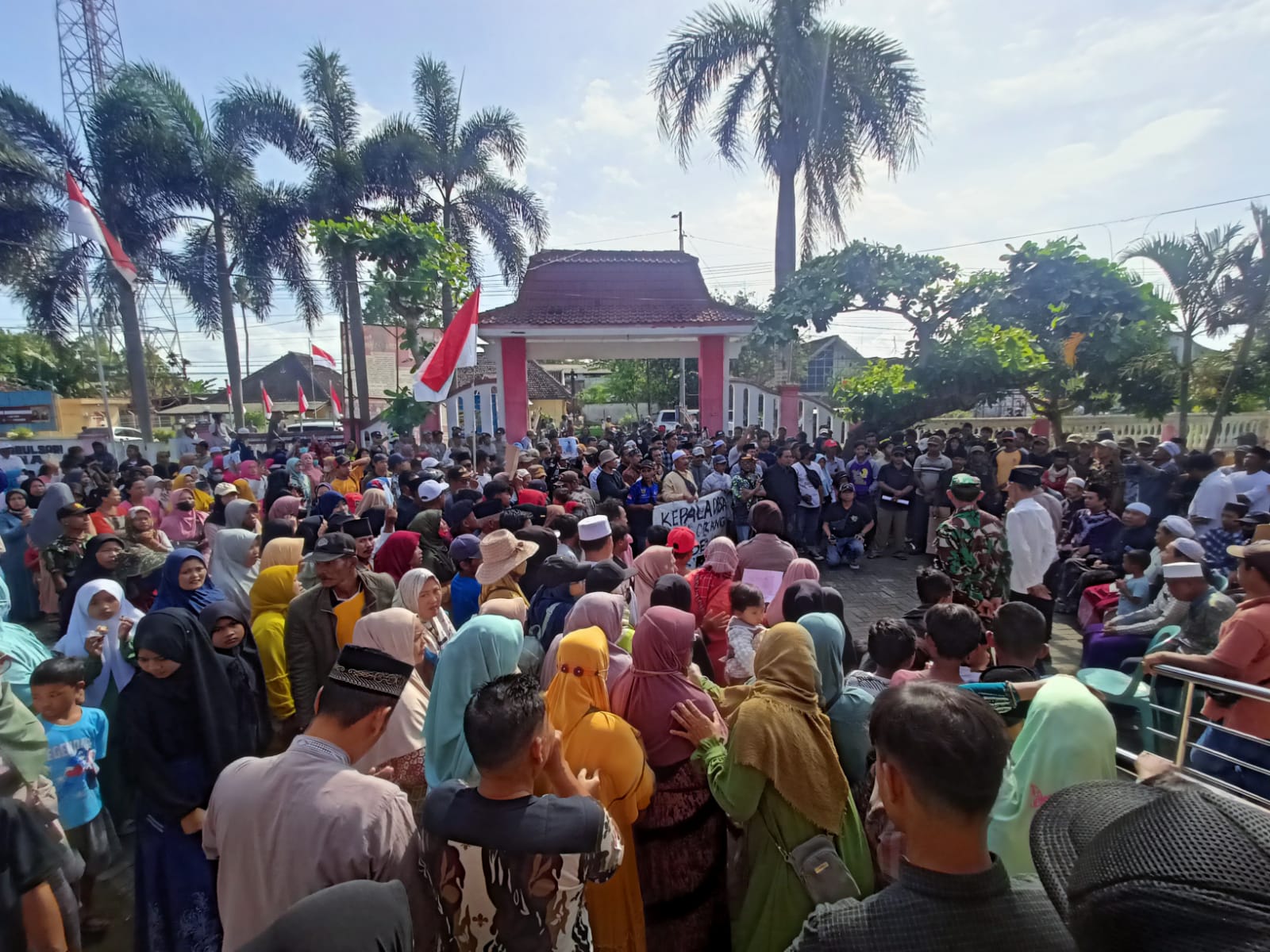 WARGA DESA MUNDUREJO GERUDUK KANTOR KECAMATAN, TUNTUT PEMBEBASAN KADES