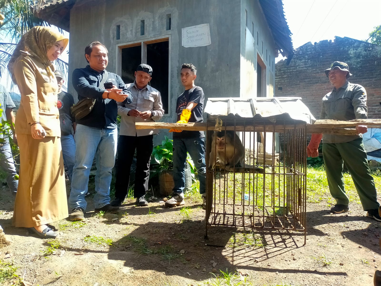 WARGA DESA SUBO RESAH, KERA MENYERANG PEMUKIMAN WARGA