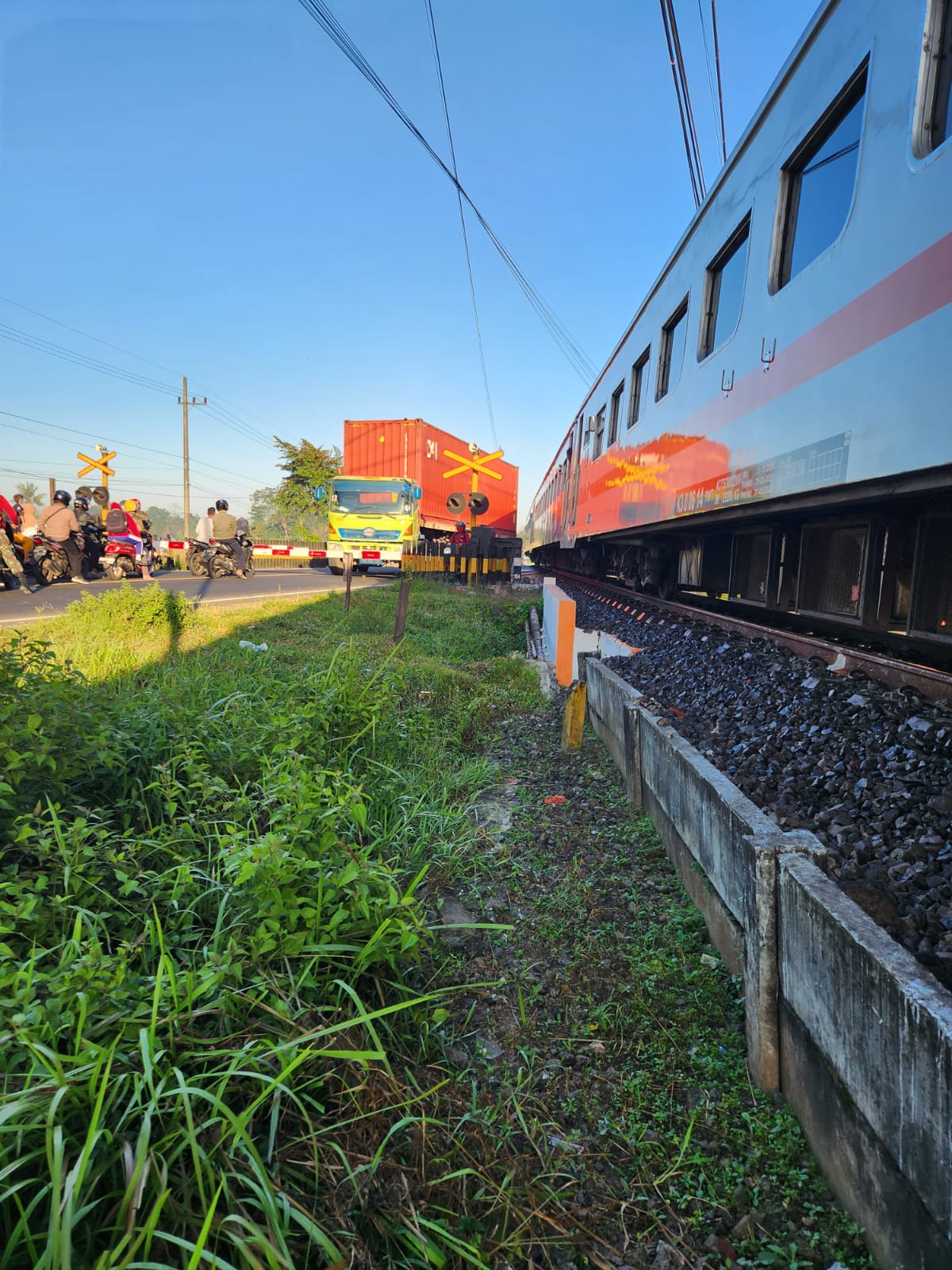 KA LOGAWA NYARIS TABRAK TRUK DI JEMBER