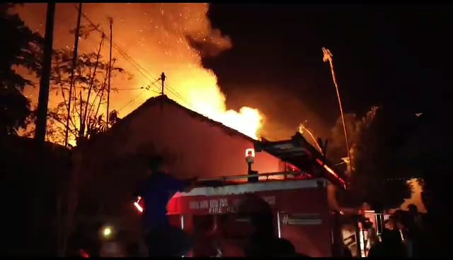 KONSLETING LISTRIK, 9 RUMAH DI JEMBER TERBAKAR