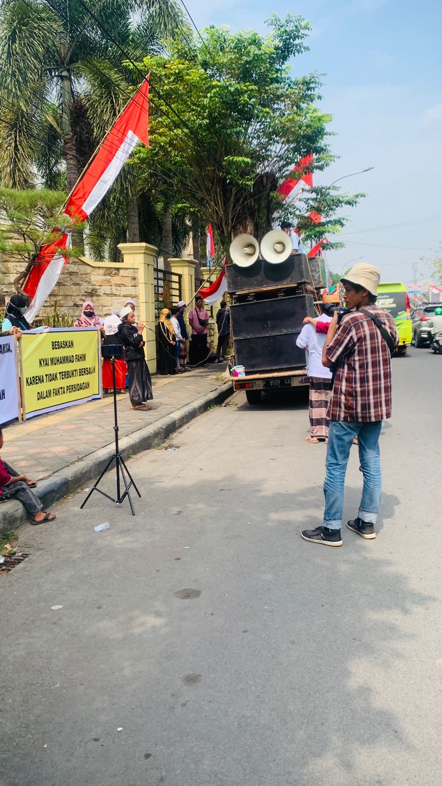 AKSI DEMONSTRASI PENDUKUNG FAHIM MAWARDI DI PN JEMBER MELIBATKAN ANAK-ANAK