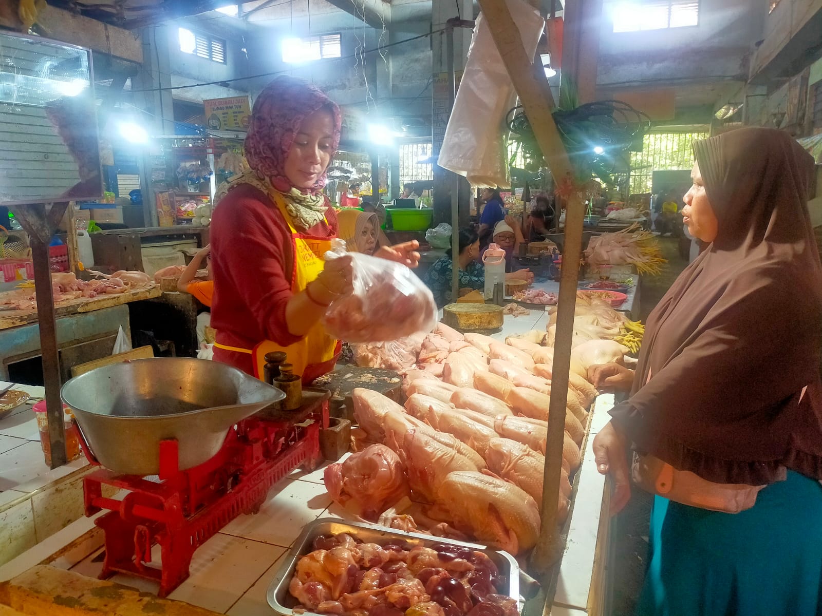 SEJAK IDUL FITRI HARGA DAGING AYAM POTONG DI JEMBER TAK KUNJUNG TURUN