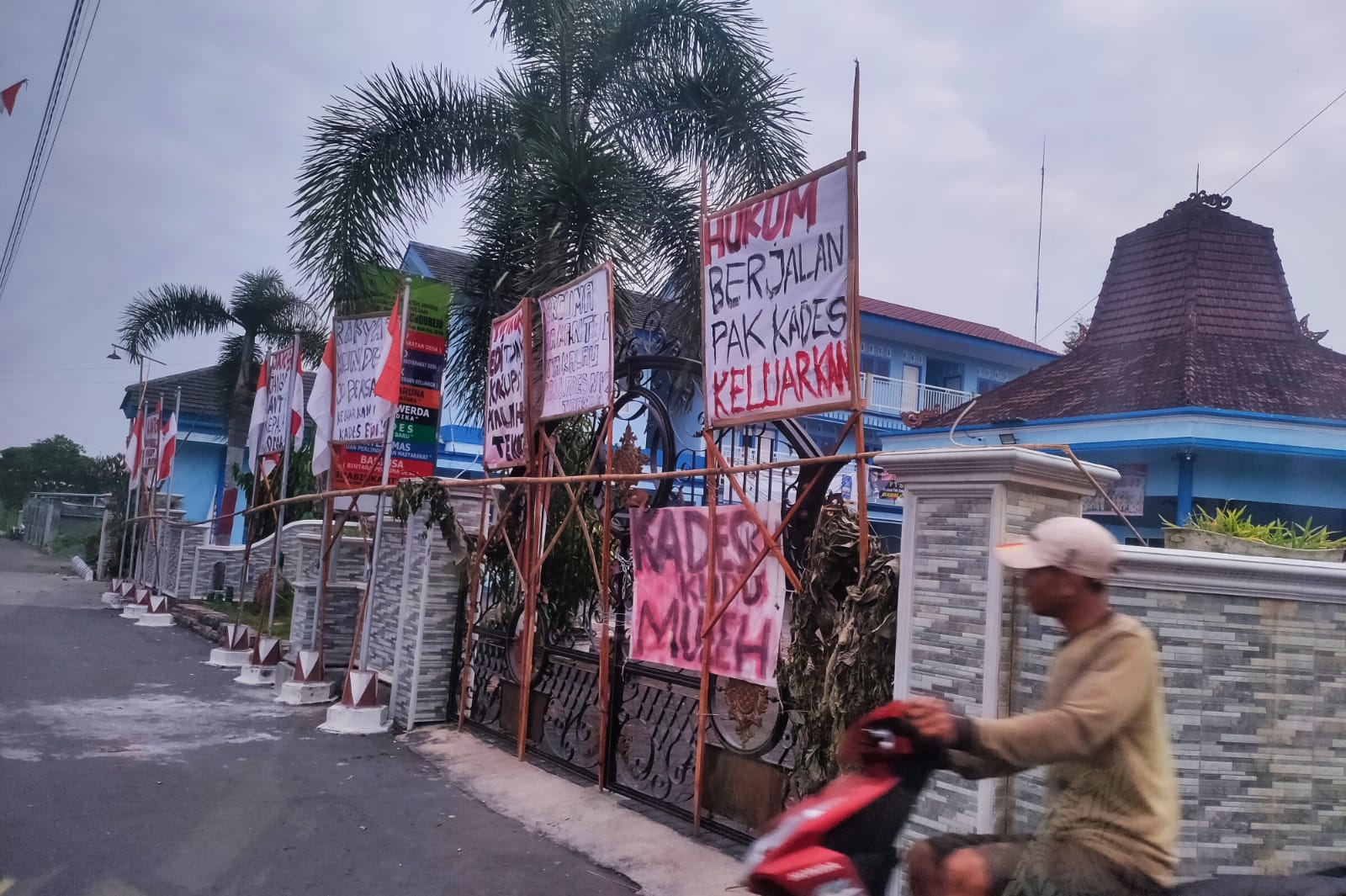 KANTOR DESA MUNDUREJO DISEGEL, BUPATI PASTIKAN PELAYANAN TETAP BERJALAN