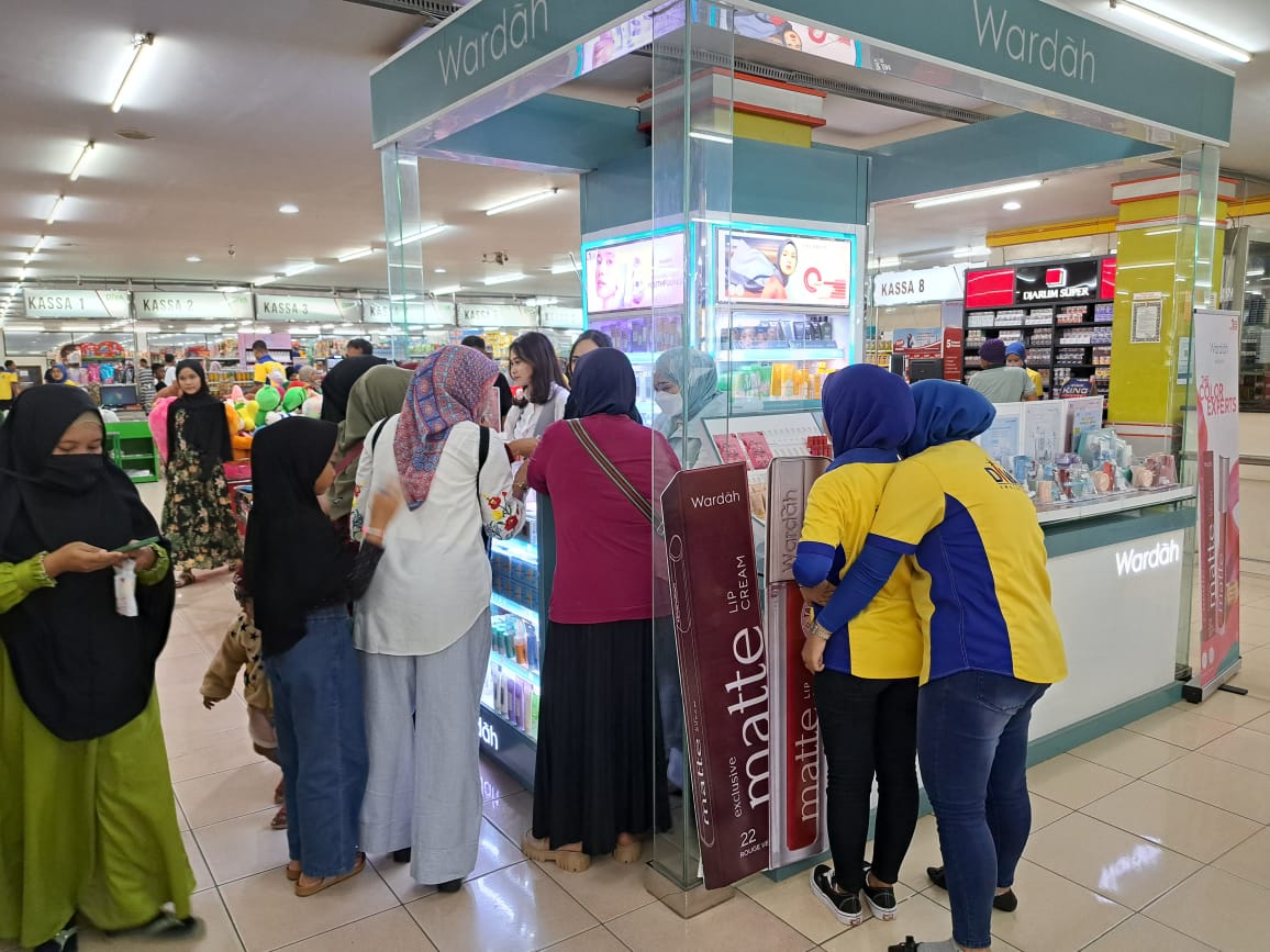 tebar-beragam-promo-di-international-lipstick-day-ribuan-lipstick-wardah-cosmetics-ludes-terjual-di-area-jember