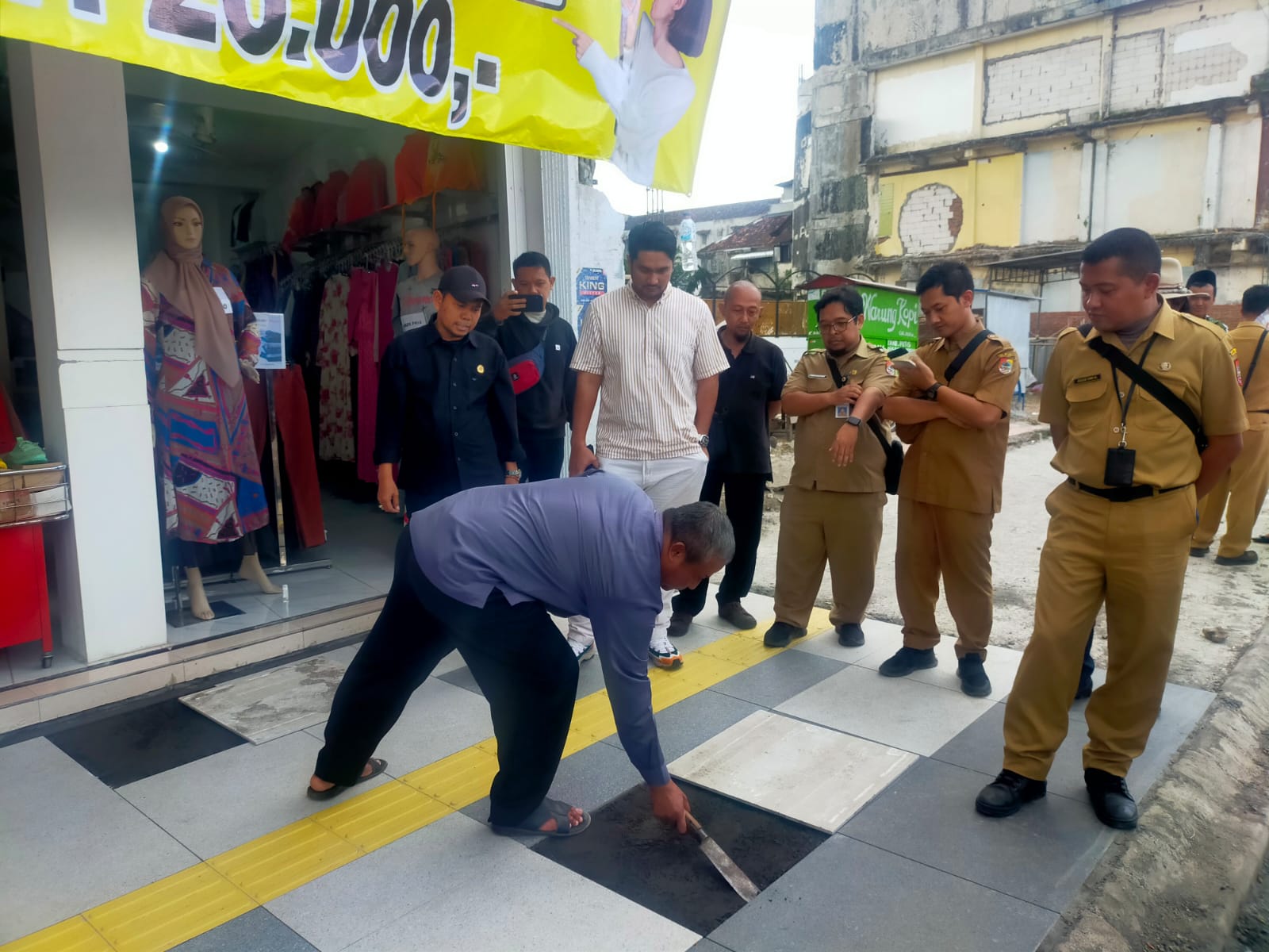 KOMISI A DPRD JEMBER LAKUKAN SIDAK PENGERJAAN TROTOAR, BERIKUT TEMUANNYA