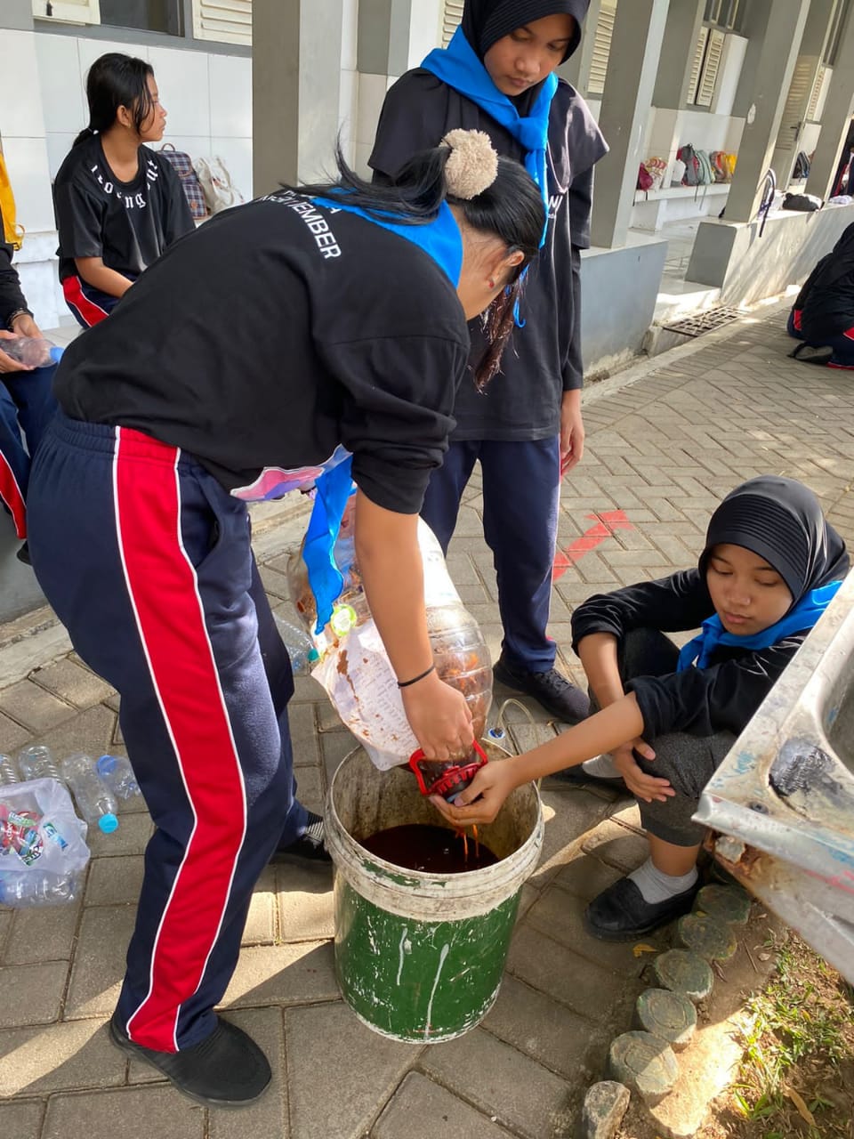 PMR SMP 1 JEMBER MENJADI PELOPOR PENGAPLIKASIAN ECO-ENZYME