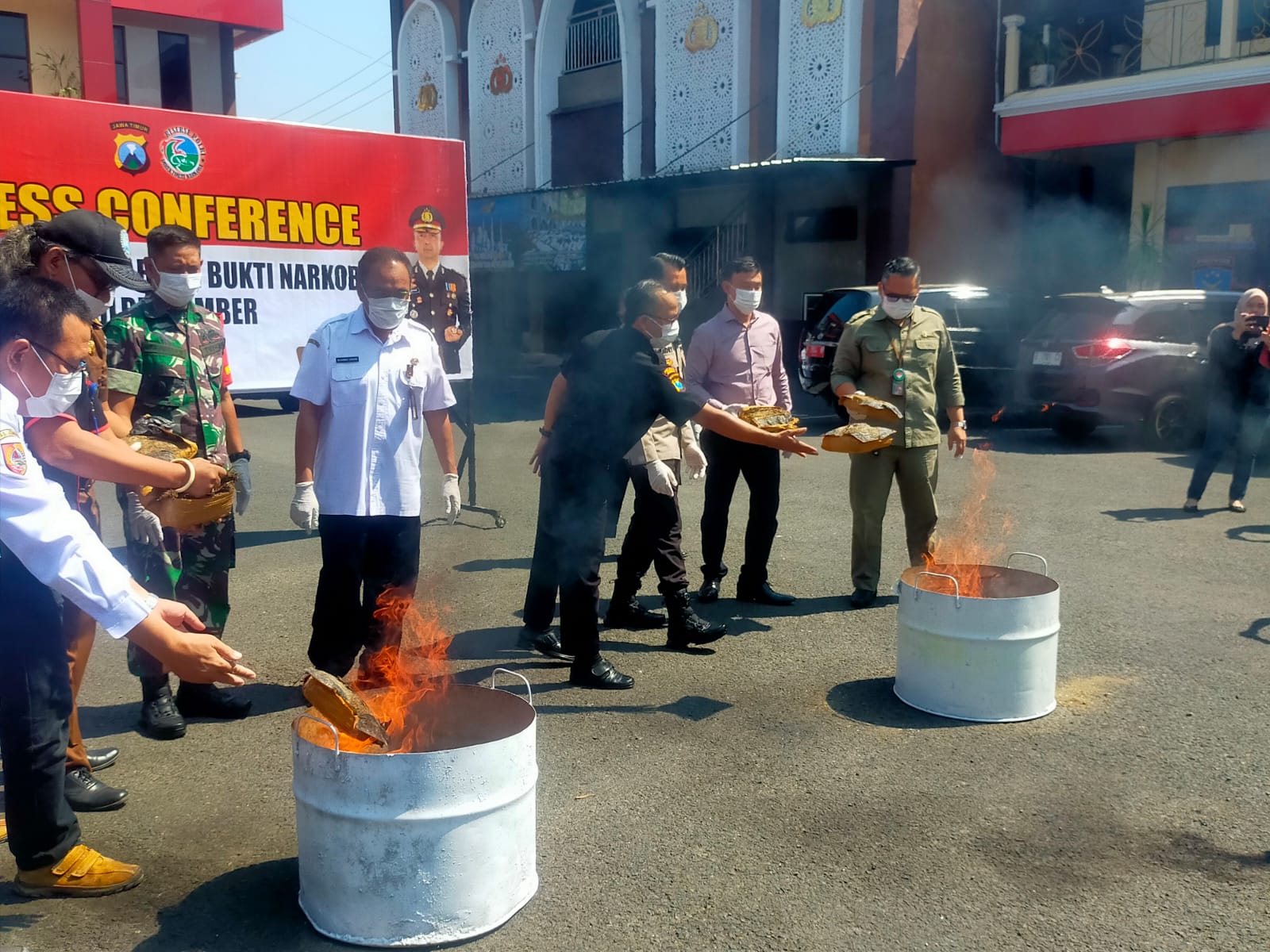 POLRES JEMBER MUSNAHKAN 10 KG GANJA SENILAI Rp 50 JUTA DARI JARINGAN ANTARPROPINSI