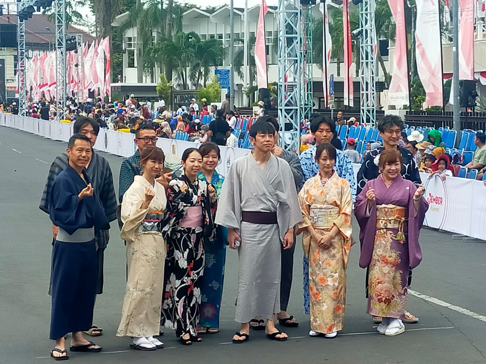 BELASAN TAMU JEPANG MERIAHKAN PARADE WORLD KIDS CARNIVAL