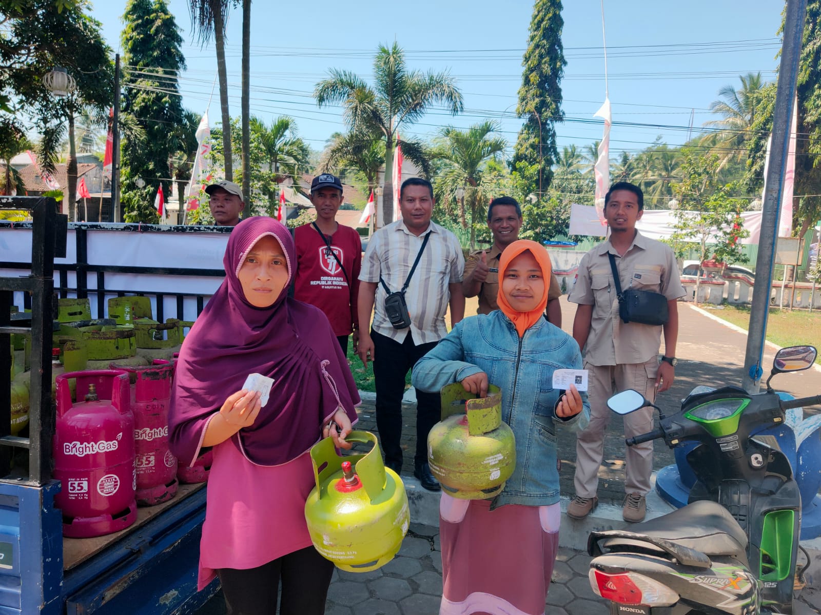 MASYARAKAT DIMINTA LAPOR BILA ADA YANG MEMINTA FOTOKOPI KTP SAAT BELI GAS LPG 3 KG