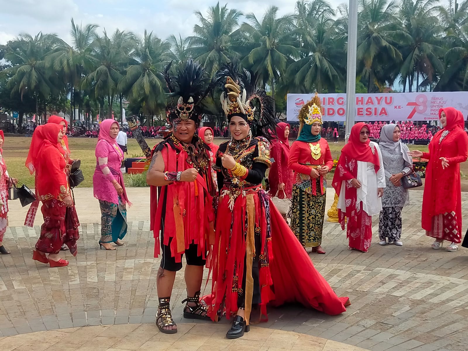 BUPATI JEMBER KENAKAN PAKAIAN ADAT RAJA MINAHASA, LENGKAP DENGAN TATO DAN PEDANG PANJANG 