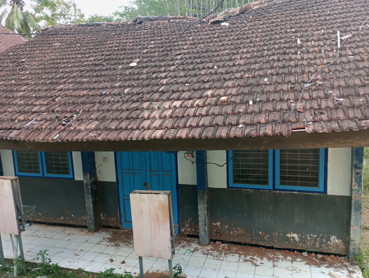 EMPAT TAHUN GEDUNG SEKOLAH DI JEMBER RUSAK, HANYA DUA RUANG  DAPAT DIGUNAKAN