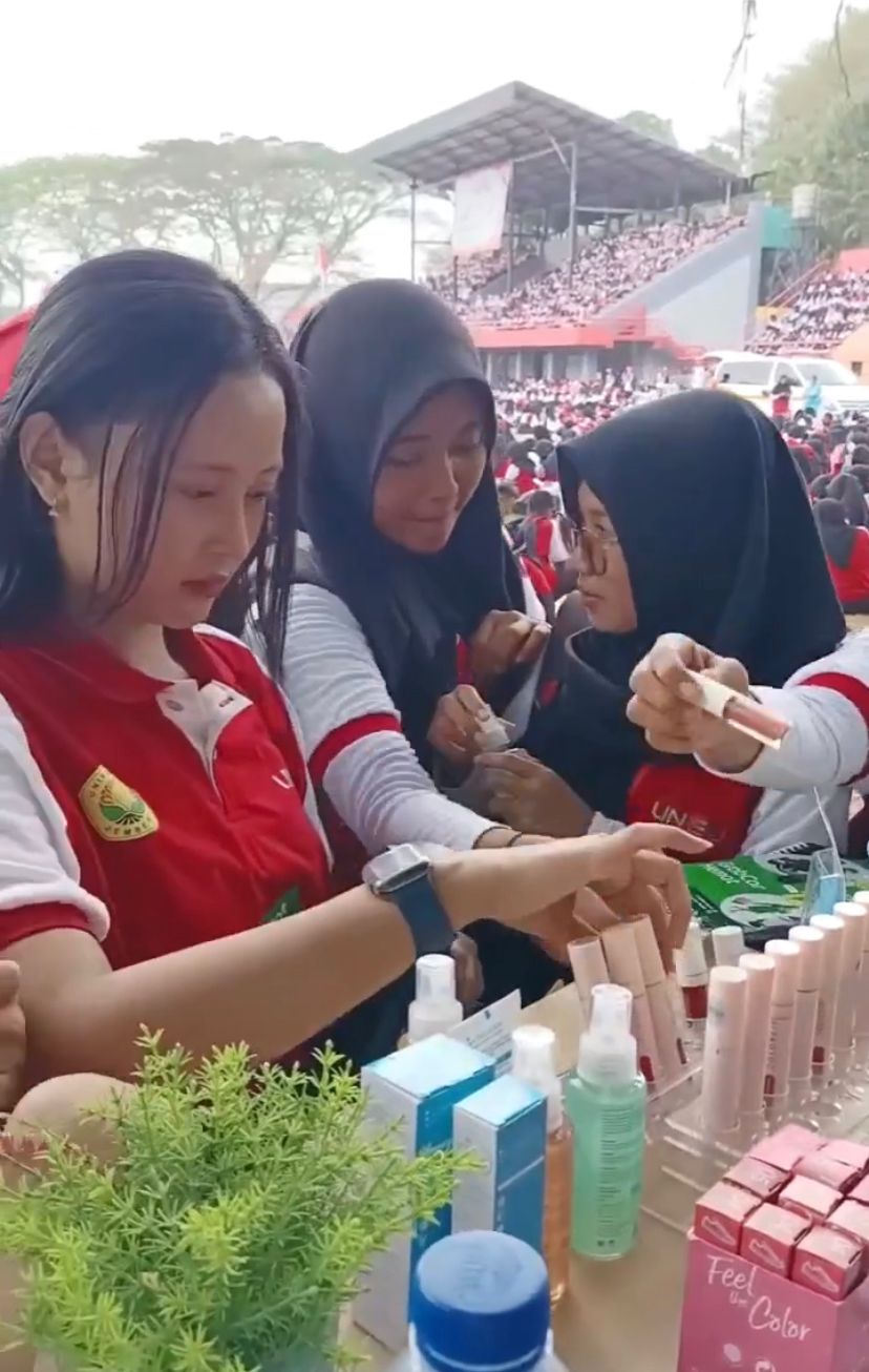 EDUKASI KESEHATAN KULIT WAJAH, WARDAH COSMETICS BAGIKAN TABIR SURYA DI INAGURASI UNEJ