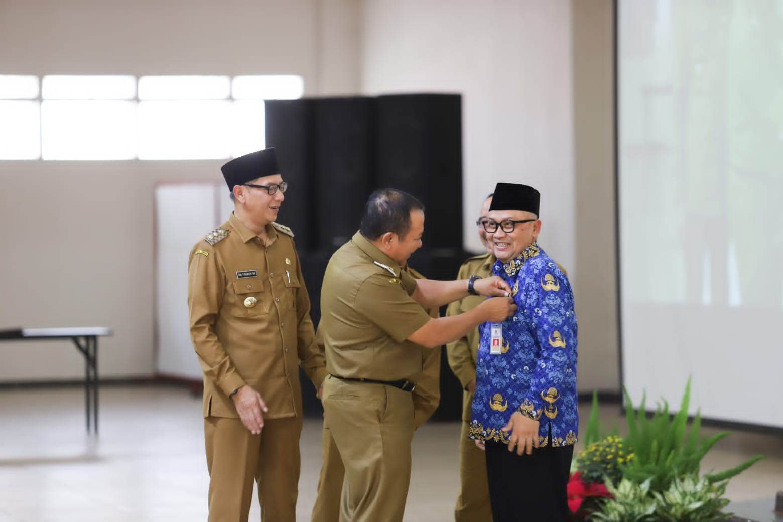 TUNJUKKAN LOYALITAS PADA NEGARA, 613 ASN DI JEMBER TERIMA SATYALANCANA KARYA SATYA