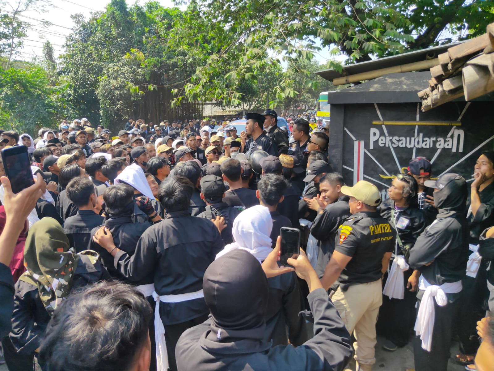 GARA-GARA DITOLAK ANGGOTA, PEMBONGKARAN TUGU PSHT DI JEMBER GAGAL