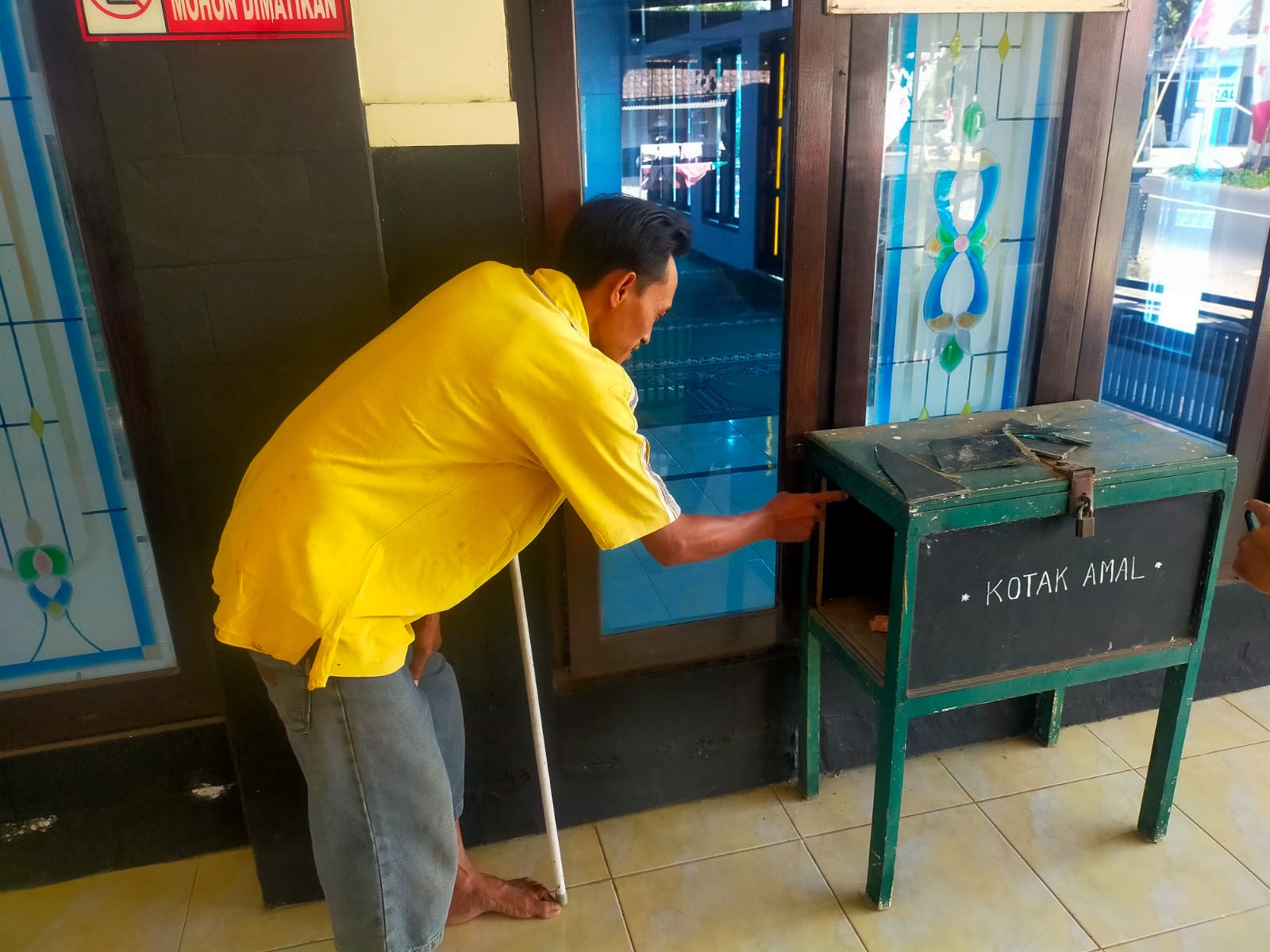 AKSI PENCURIAN KOTAK AMAL MASJID DI JEMBER TEREKAM CCTV