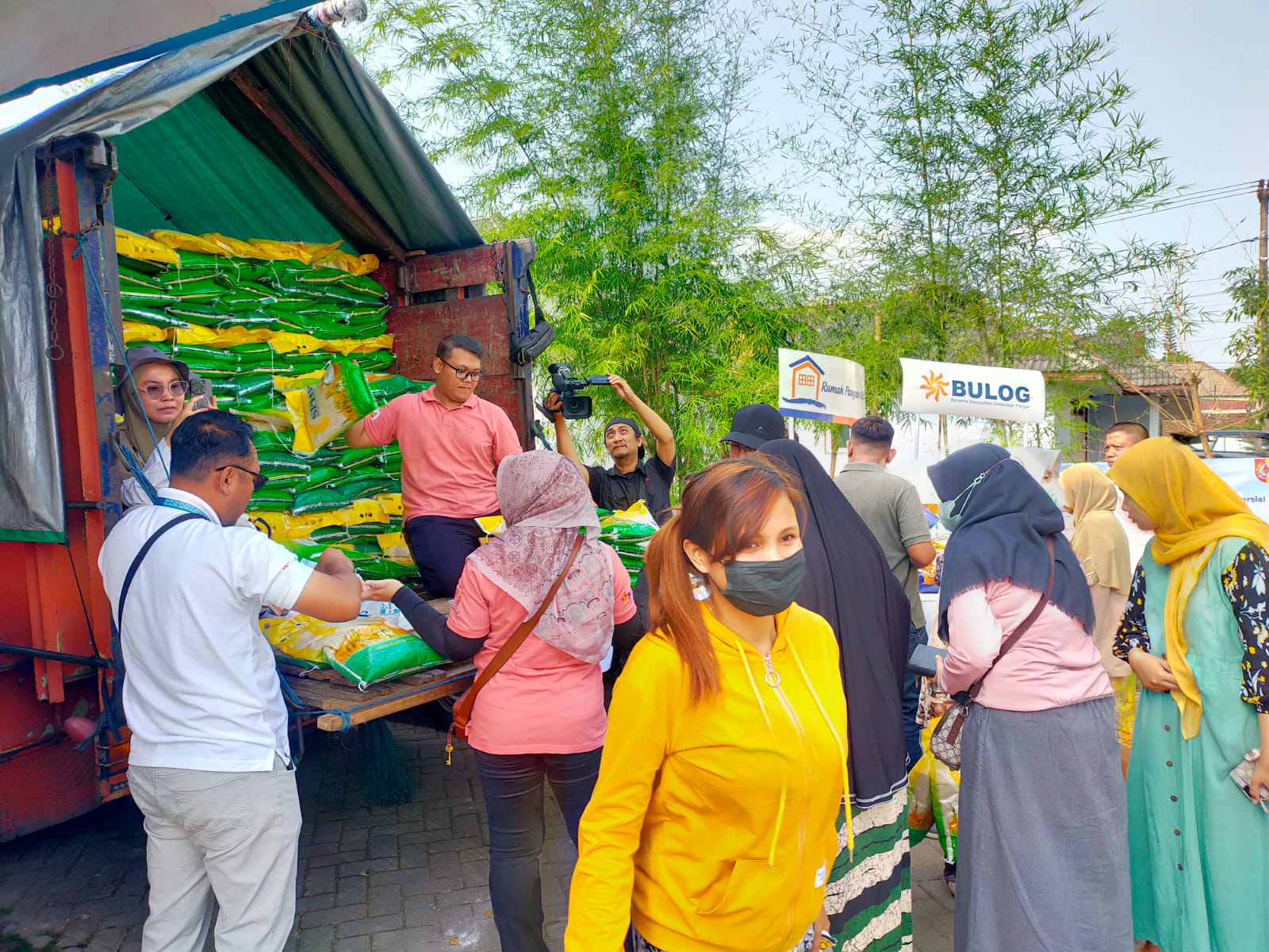 STABILKAN HARGA, BULOG GELONTORKAN 13 TON BERAS DI TUJUH TITIK PASAR DI JEMBER