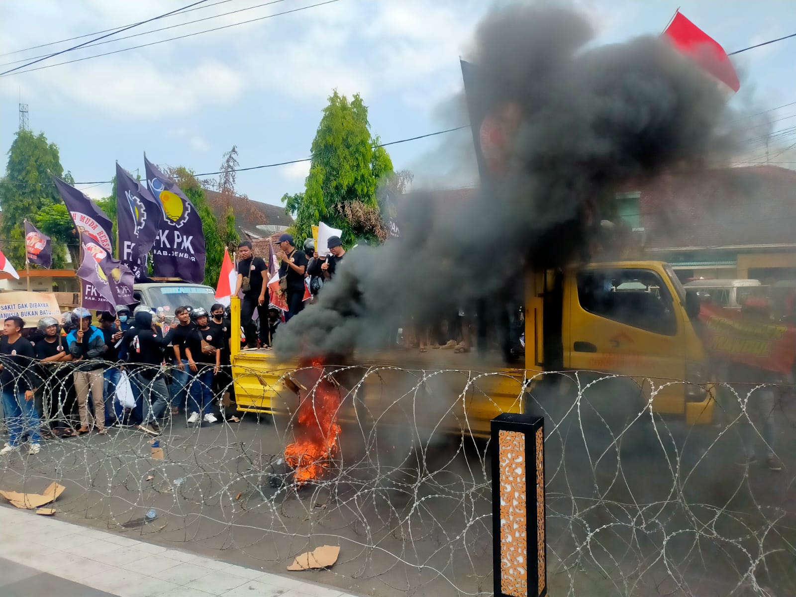 RATUSAN BURUH DEMO DISNAKER JEMBER, INI YANG JADI TUNTUTAN MEREKA