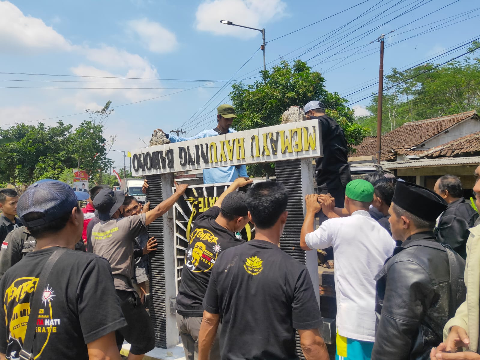 MESKI DILIPUTI RASA BERAT HATI, PSHT RANTING PANTI PINDAHKAN TUGU SILATNYA