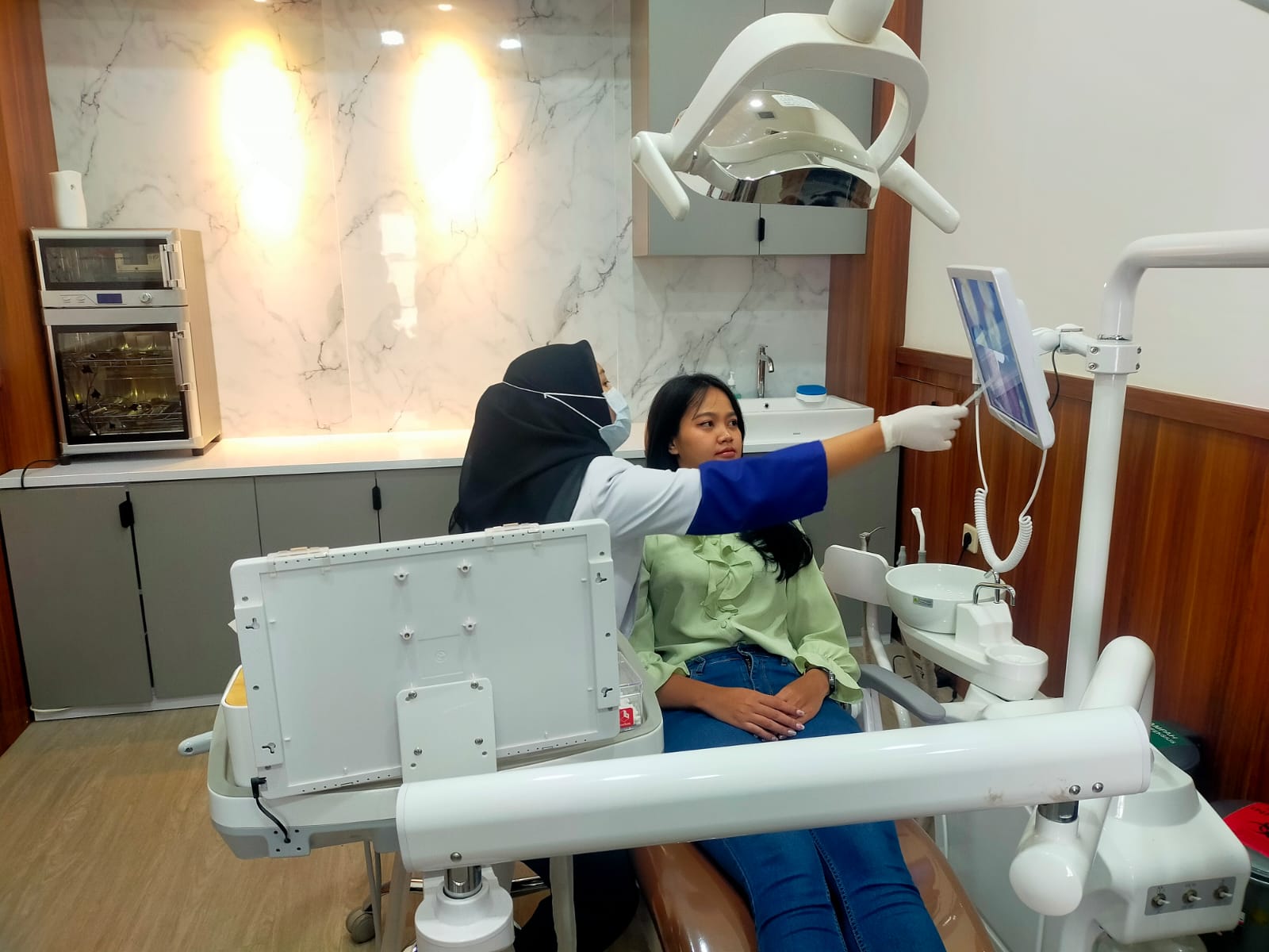 BERIKAN LAYANAN ESTETIKA GIGI, KLINIK ROLAS MEDIKA JEMBER HADIRKAN ROLAS DENTAL CARE