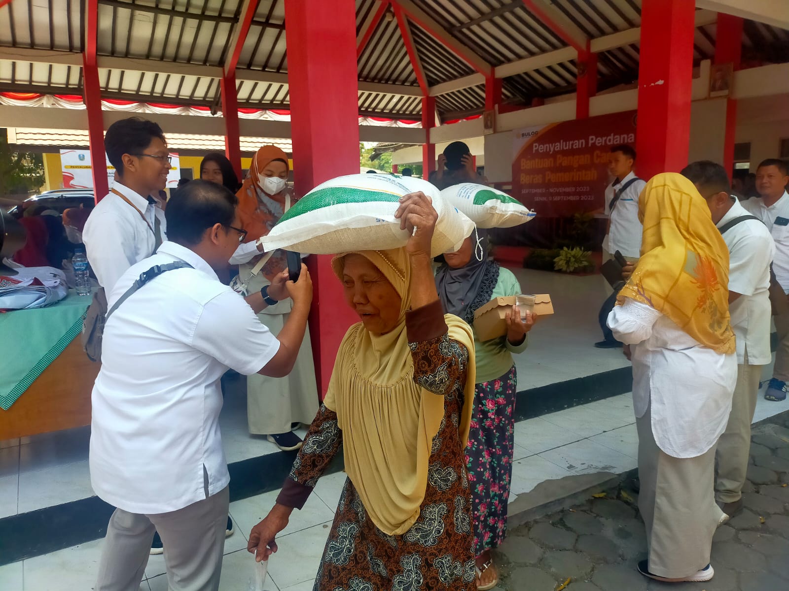 PEMKAB JEMBER SALURKAN BANTUAN PANGAN CADANGAN BERAS PEMERINTAH, PER KK MENERIMA 10 KILOGRAM 