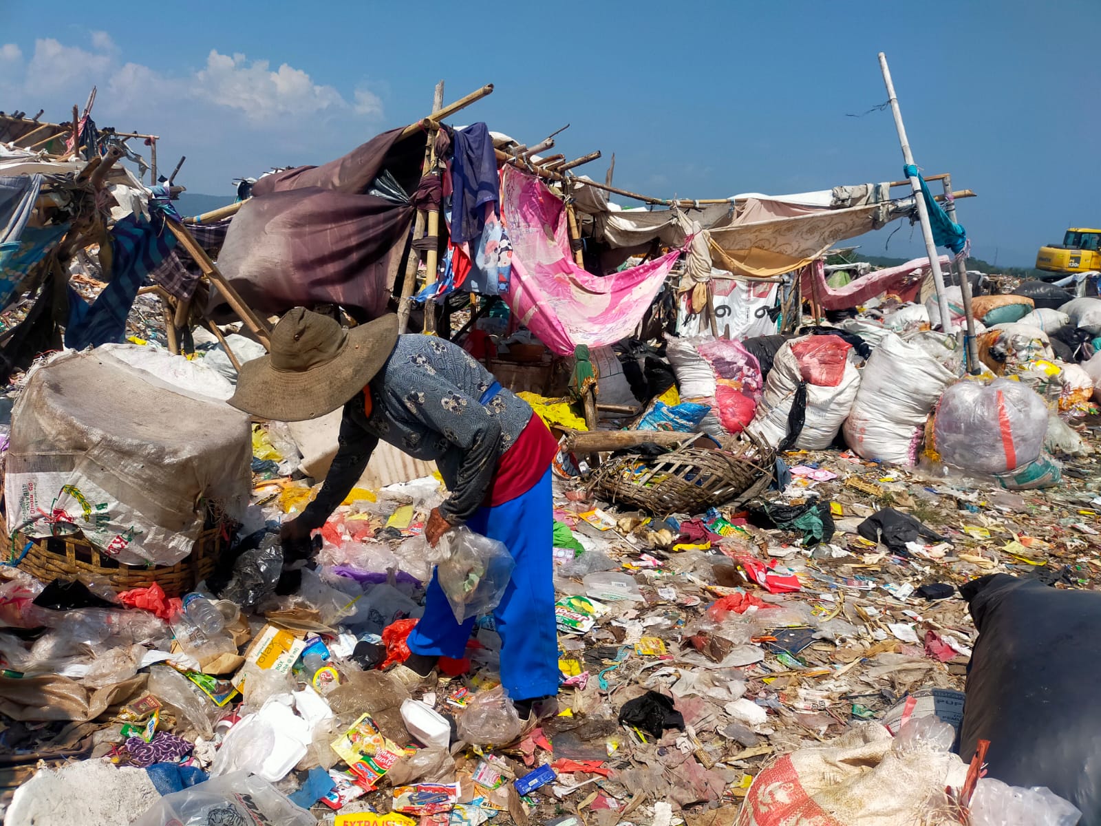 CEGAH KEBAKARAN SAMPAH, 25.000 LITER AIR DISEMPROTKAN KE TPA PAKUSARI