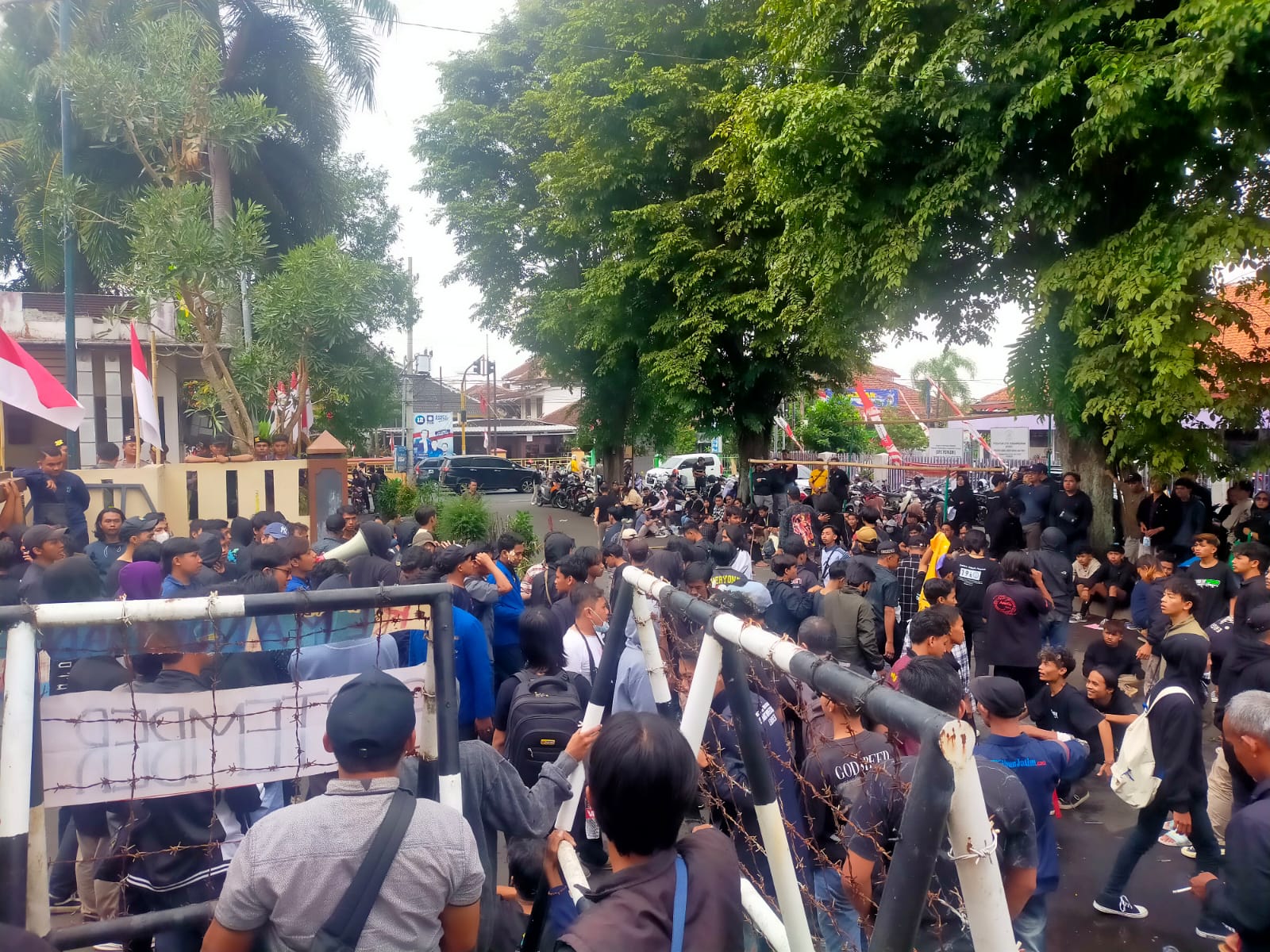 aksi-unjuk-rasa-pmii-jember-diwarnai-ricuh-massa-dibubarkan-dengan-semprotan-water-cannon