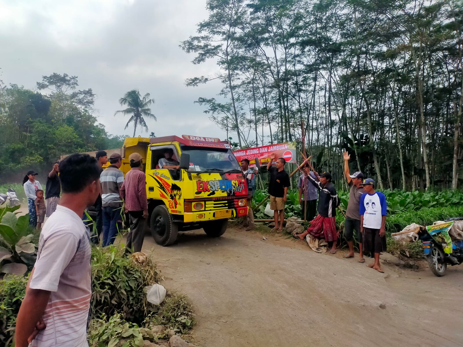 WARGA SUMBERPINANG JEMBER BLOKADE JALAN, TUNTUT PENGERUKAN TAMBANG GUMUK DIHENTIKAN