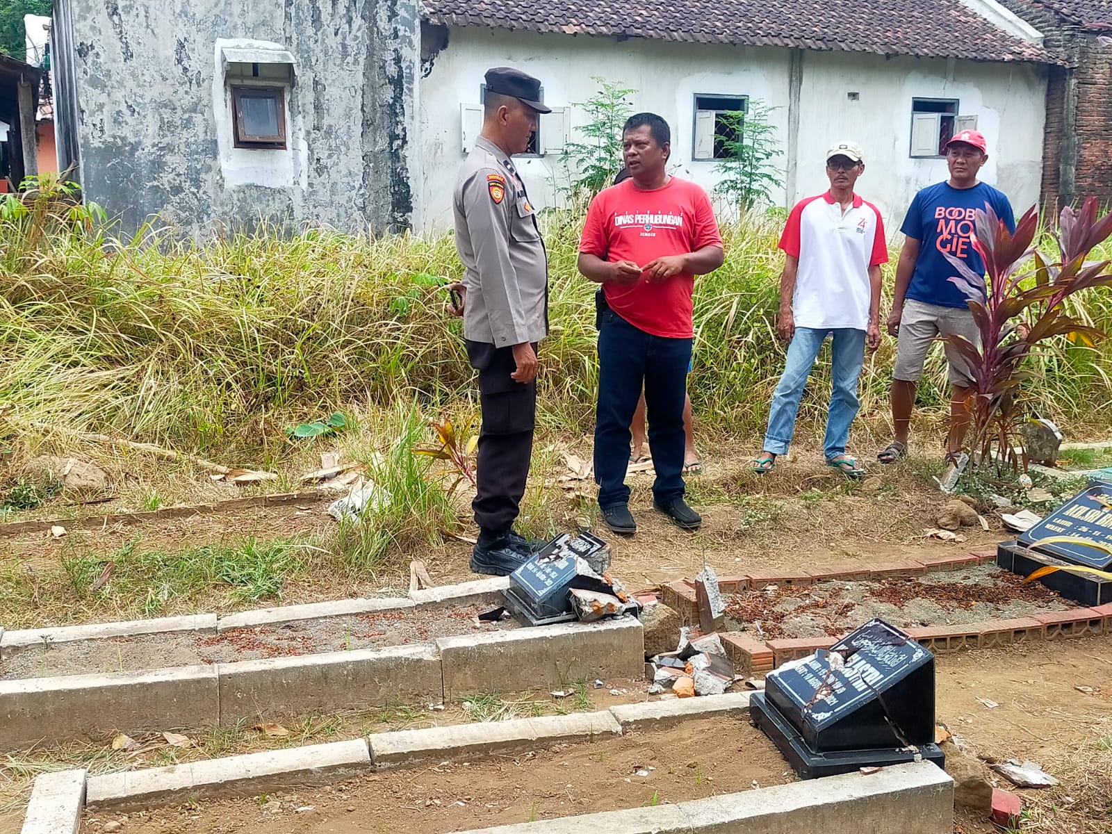 KEMBALI TERJADI,  BELASAN MAKAM DI KAWASAN KOTA JEMBER DIRUSAK ORANG TIDAK DIKENAL 