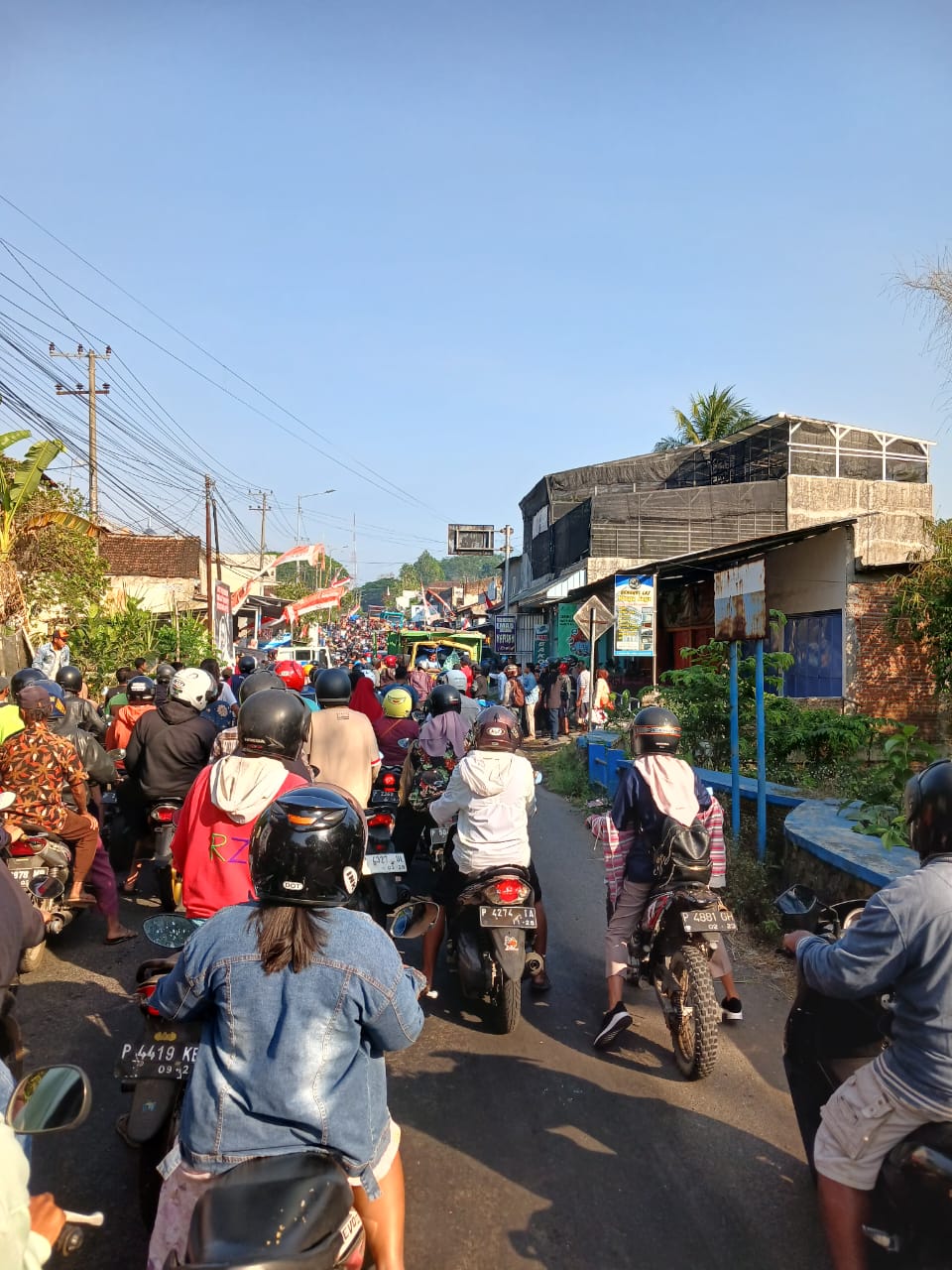 sopir-truk-mengantuk-sebabkan-kecelakaan-beruntun-di-jalan-arowana