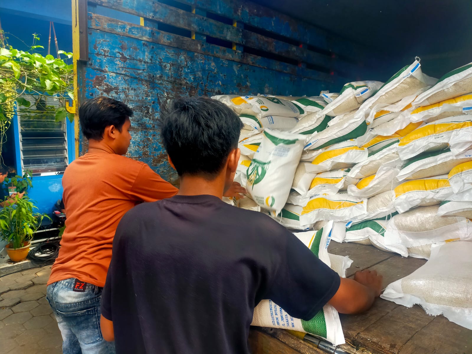 BUPATI JEMBER AJAK MASYARAKAT KURANGI MAKAN NASI DAN PERBANYAK MAKAN IKAN LAUT