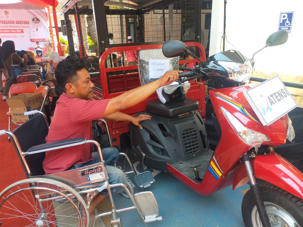 DINSOS JEMBER SALURKAN BANTUAN KAKI TANGAN PALSU DAN MOTOR BAGI PENYANDANG DISABILITAS