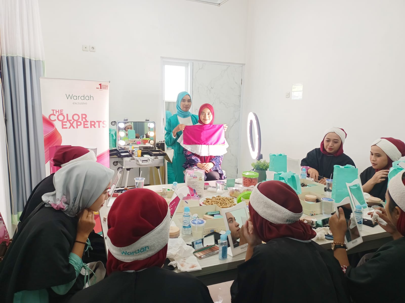 wardah-cosmetics-jember-kenalkan-personal-color-analysis-ke-belasan-karyawan-klinik-kesahatan-di-lumajang