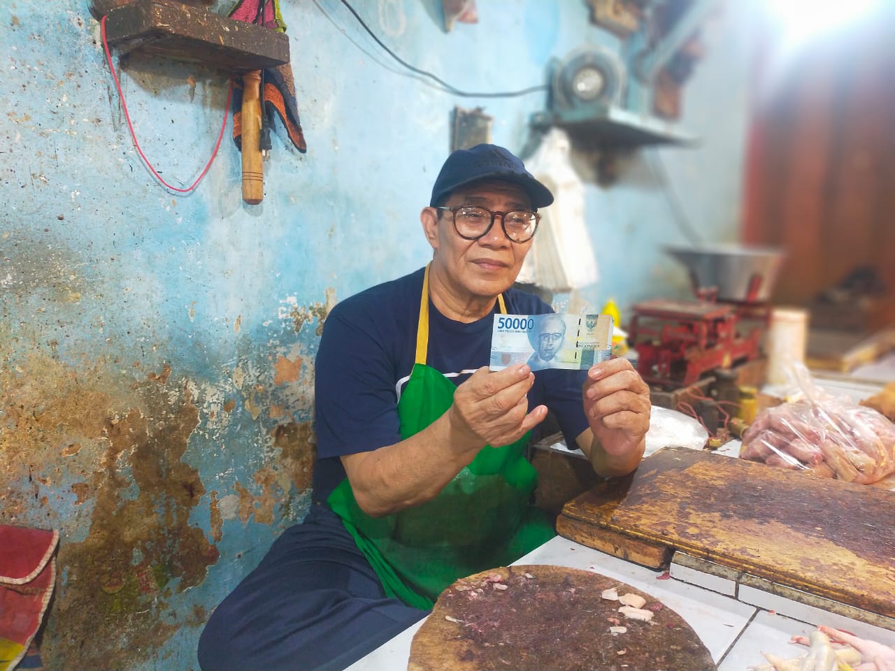 MARAK BEREDAR UANG PALSU, PEDAGANG AYAM MENJADI KORBAN