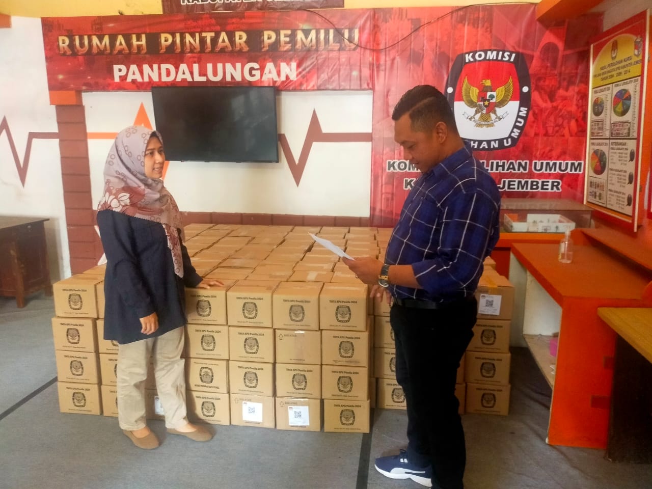 KPU JEMBER MENERIMA 309 BOX TINTA PEMILU LOGISTIK TAHAP PERTAMA 