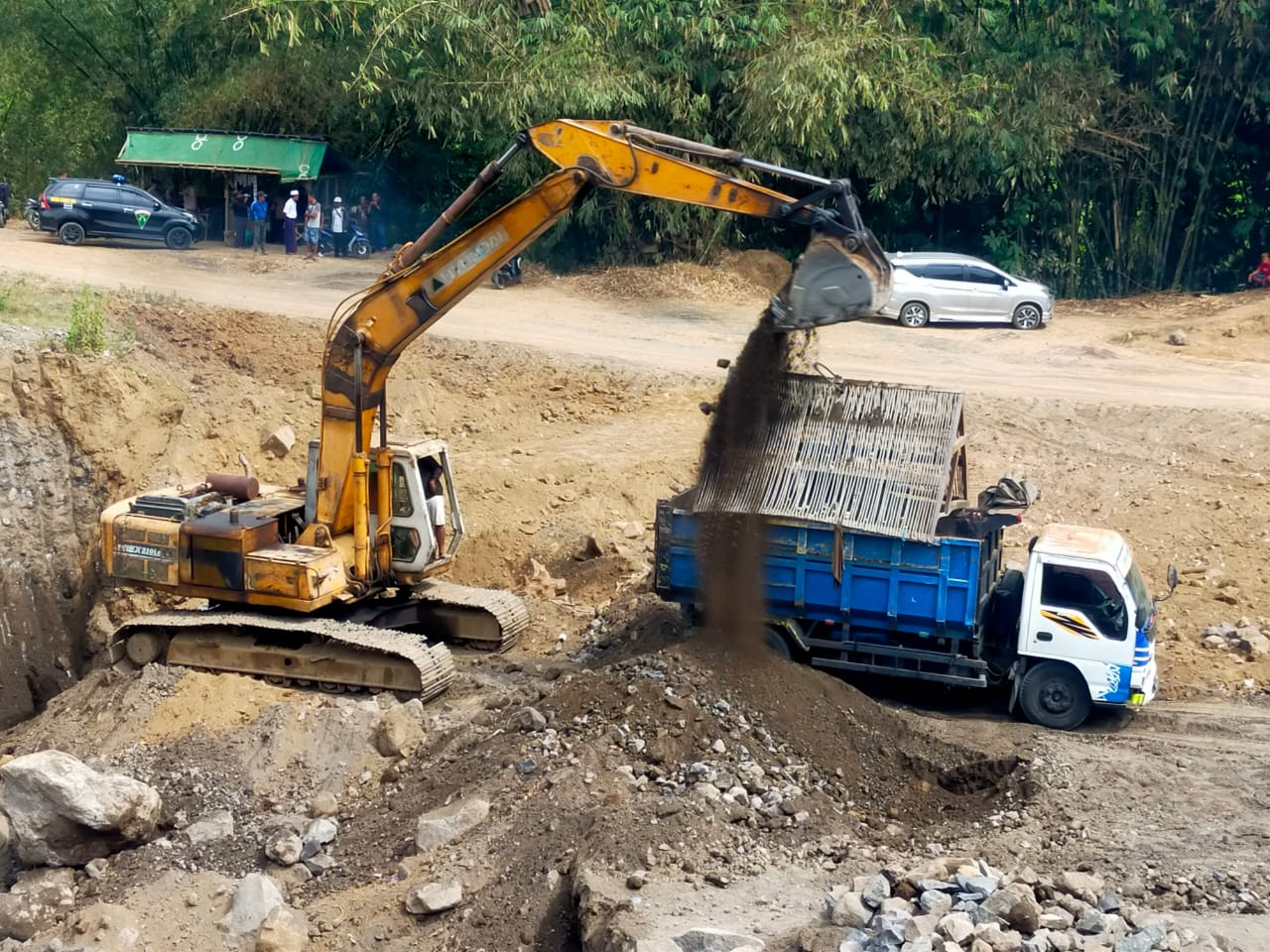 PEKERJA TAMBANG GALIAN C DI JEMBER TEWAS TERLINDAS ALAT BERAT