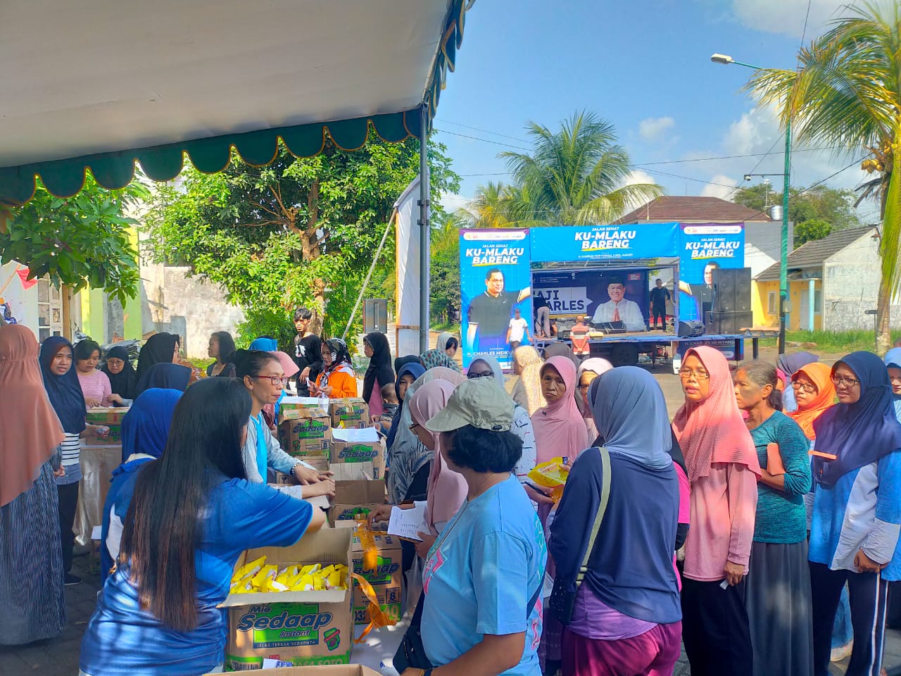 WARGA JEMBER ANTUSIAS BISA TEBUS MINYAK GORENG MURAH SATU LITER Rp. 5.000 