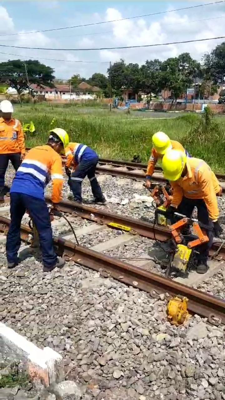 ANTISIPASI MUSIM PENGHUJAN, KAI DAOP 9 PASANG ALAT DETEKSI DI DAERAH RAWAN HINGGA SIAGAKAN PETUGAS 24 JAM