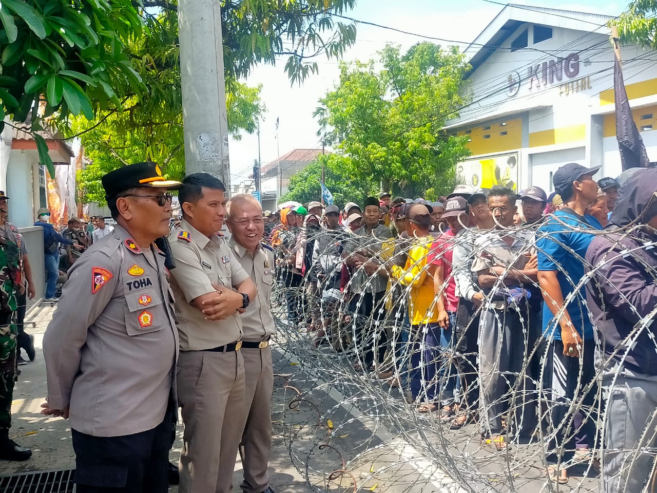 ratusan-warga-gelar-aksi-demo-di-kantor-pertanahan-jember