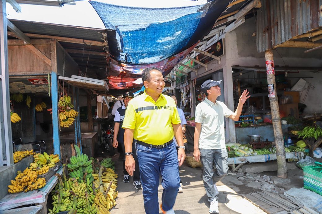 WES WAYAHE PASAR JEMBER RESIK, PEMKAB LAKUKAN BERSIH-BERSIH DI PASAR KALISAT