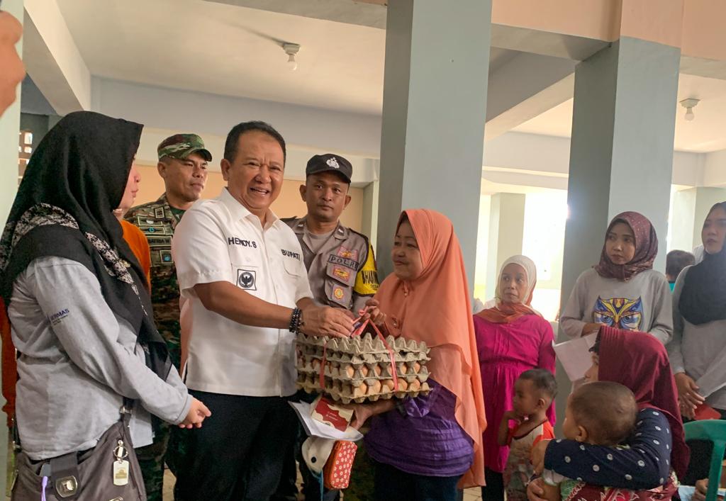 BUPATI BAGIKAN BANTUAN TELUR UNTUK JEMBER BEBAS STUNTING 