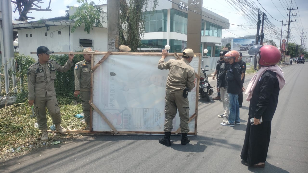 JELANG MASA KAMPANYE SATPOL PP JEMBER TERTIBKAN BALIHO 