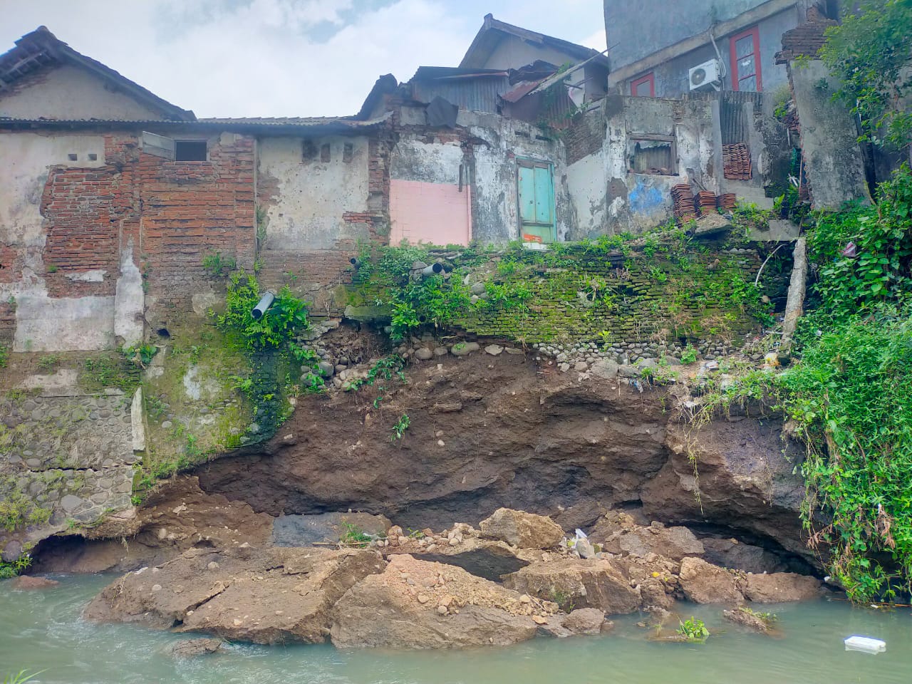 PLENGSENGAN LONGSOR, DELAPAN RUMAH DI LINGKUNGAN KAUMAN JEMBER TERANCAM IKUT LONGSOR