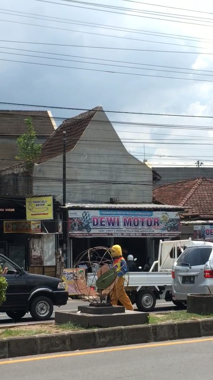  MARAK FENOMENA BADUT DI LAMPU MERAH, DINSOS JEMBER LAKUKAN TINDAKAN PERSUASIF